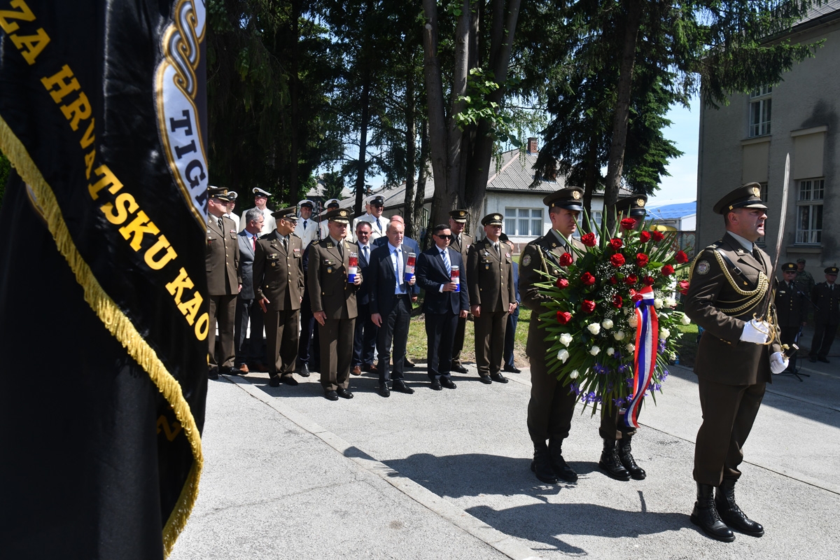 https://www.morh.hr/wp-content/gallery/svecano-otkriveno-poprsje-damira-tomljanovica-gavrana/spomenik_damiru_tomljenovicu_gavranu_30052018_03.jpg