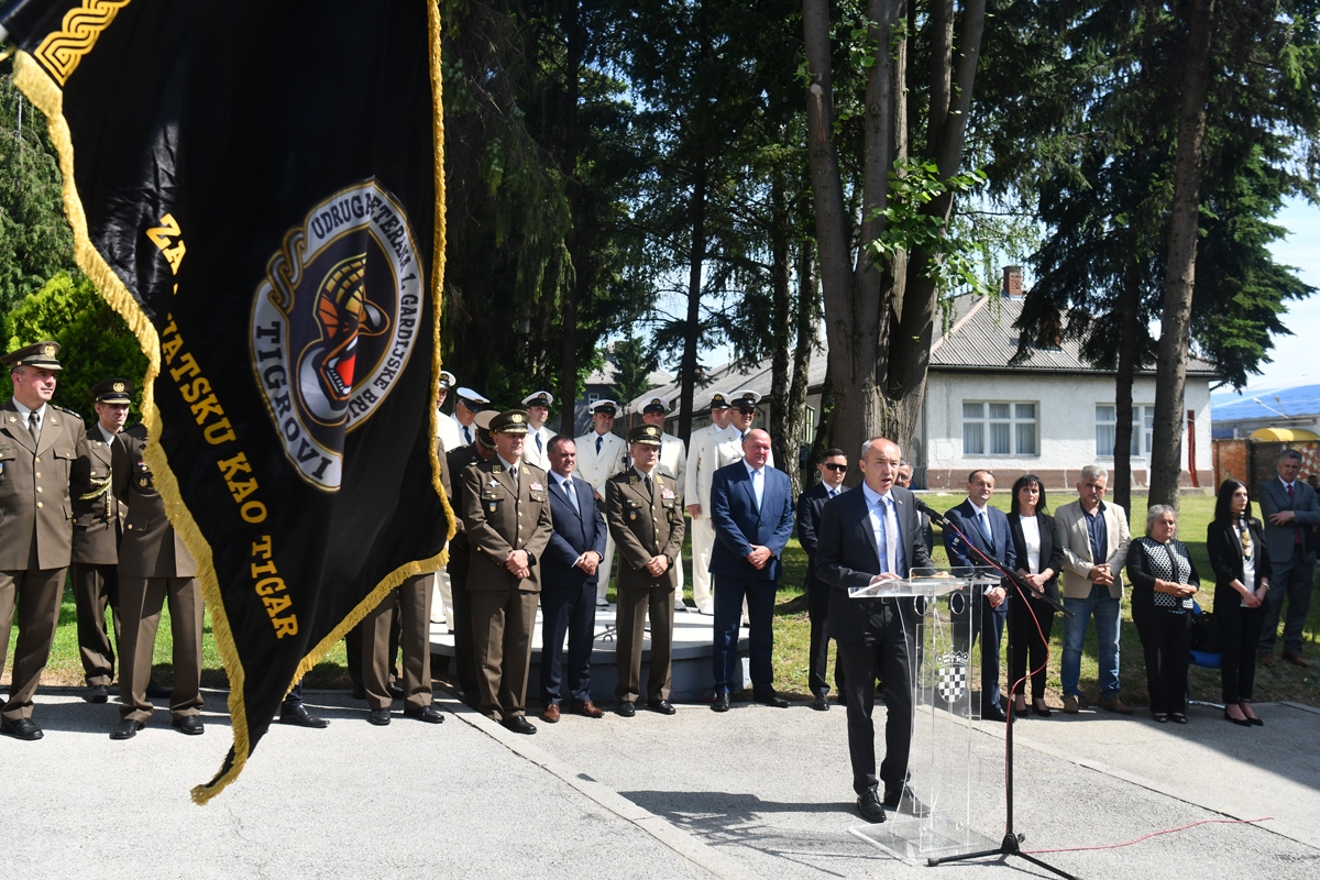 https://www.morh.hr/wp-content/gallery/svecano-otkriveno-poprsje-damira-tomljanovica-gavrana/spomenik_damiru_tomljenovicu_gavranu_30052018_04.jpg