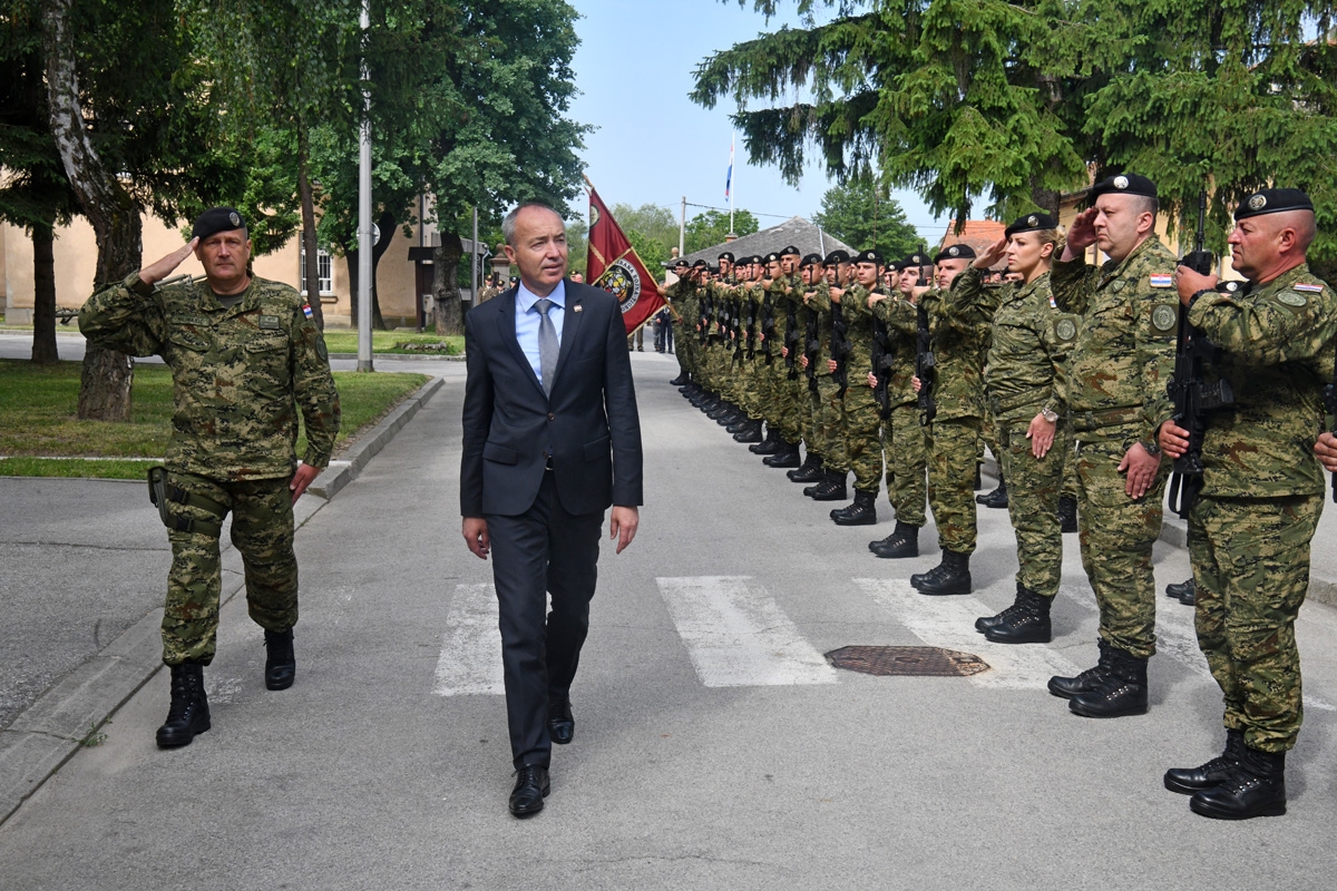 https://www.morh.hr/wp-content/gallery/svecano-otkriveno-poprsje-damira-tomljanovica-gavrana/spomenik_damiru_tomljenovicu_gavranu_30052018_06.jpg