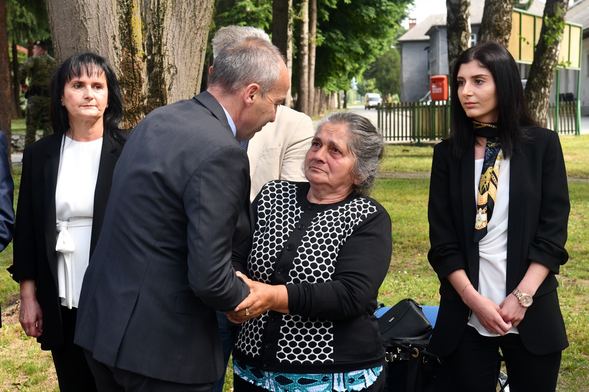 https://www.morh.hr/wp-content/gallery/svecano-otkriveno-poprsje-damira-tomljanovica-gavrana/spomenik_damiru_tomljenovicu_gavranu_30052018_07.jpg
