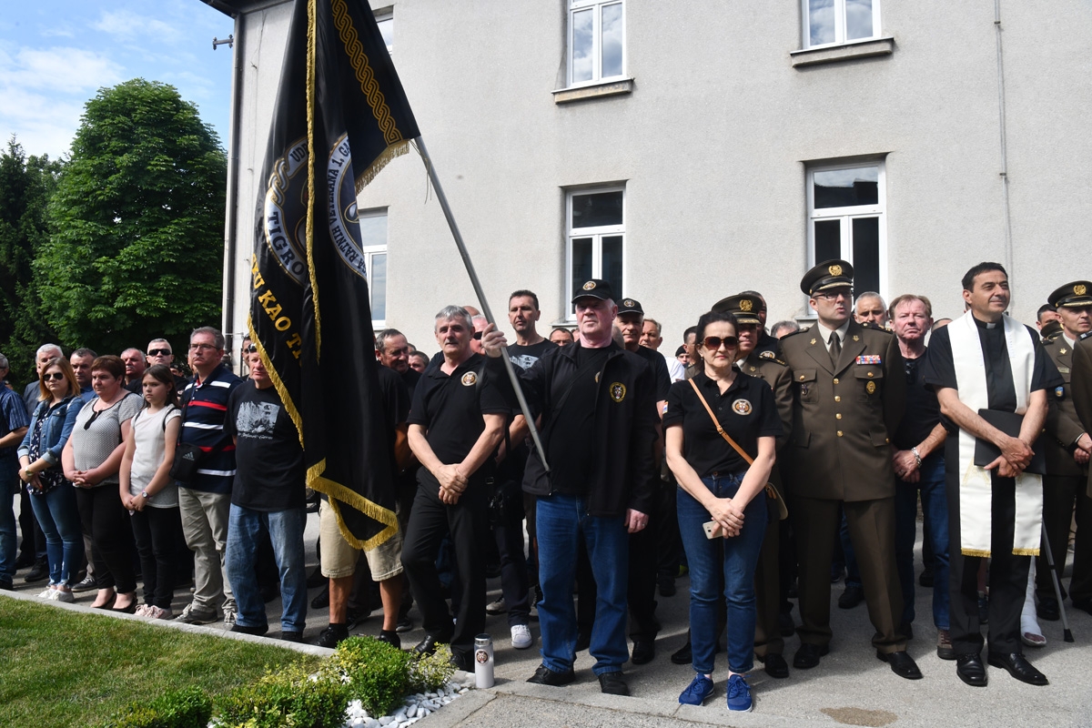 https://www.morh.hr/wp-content/gallery/svecano-otkriveno-poprsje-damira-tomljanovica-gavrana/spomenik_damiru_tomljenovicu_gavranu_30052018_08.jpg