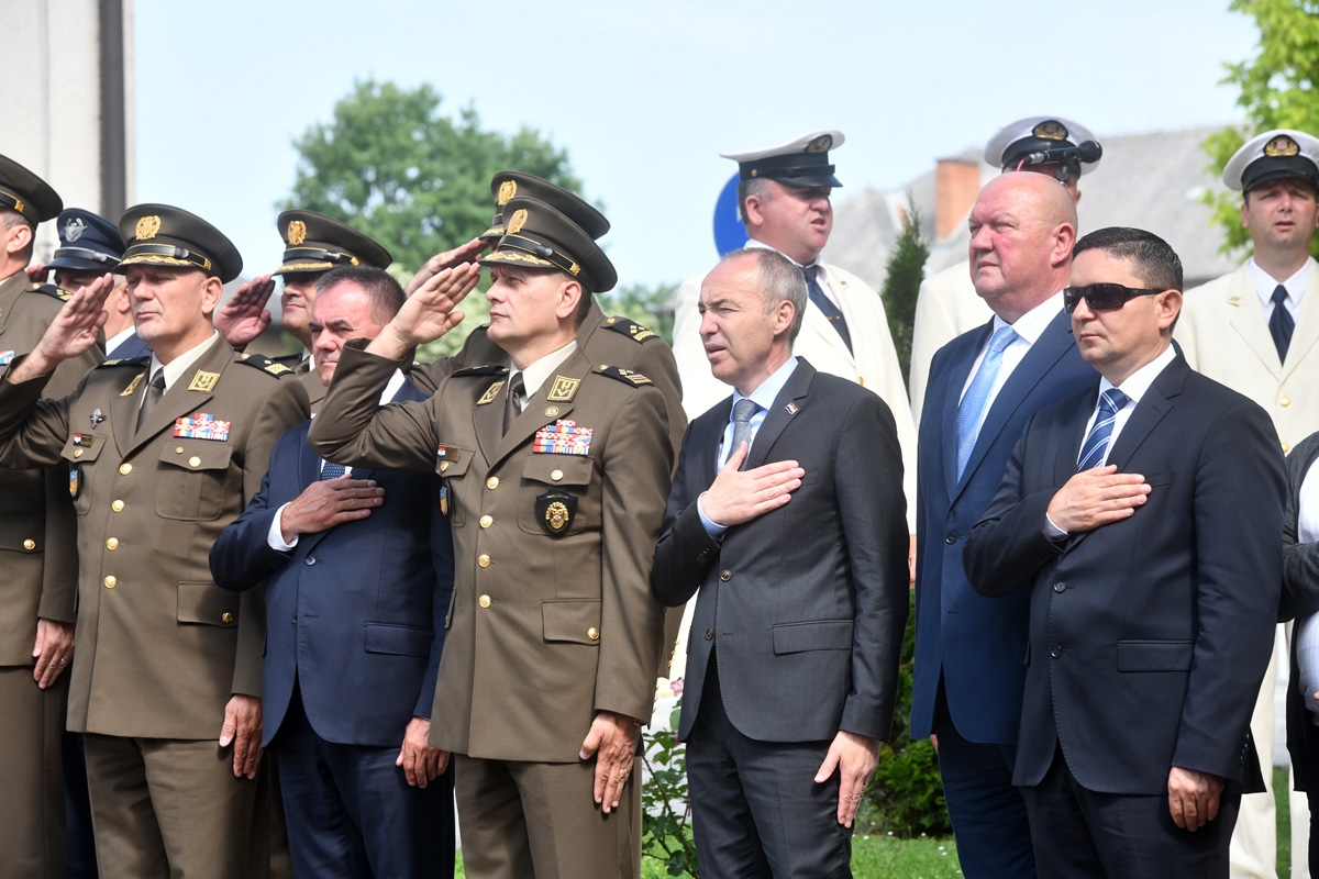 https://www.morh.hr/wp-content/gallery/svecano-otkriveno-poprsje-damira-tomljanovica-gavrana/spomenik_damiru_tomljenovicu_gavranu_30052018_09.jpg