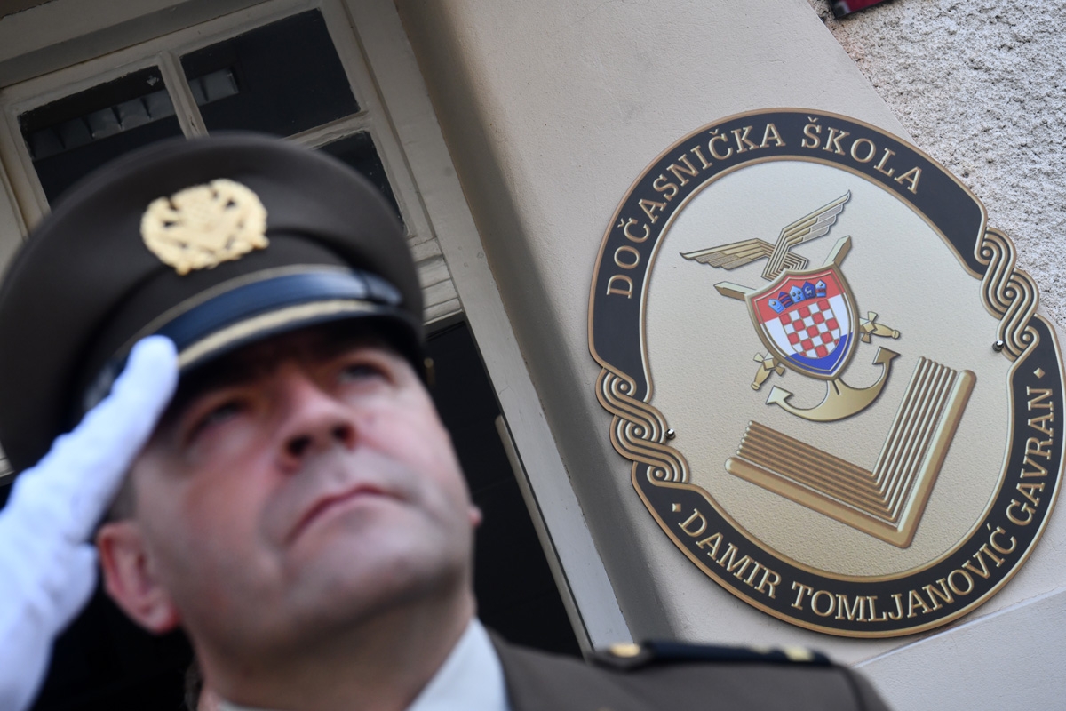 https://www.morh.hr/wp-content/gallery/svecano-otkriveno-poprsje-damira-tomljanovica-gavrana/spomenik_damiru_tomljenovicu_gavranu_30052018_10.jpg