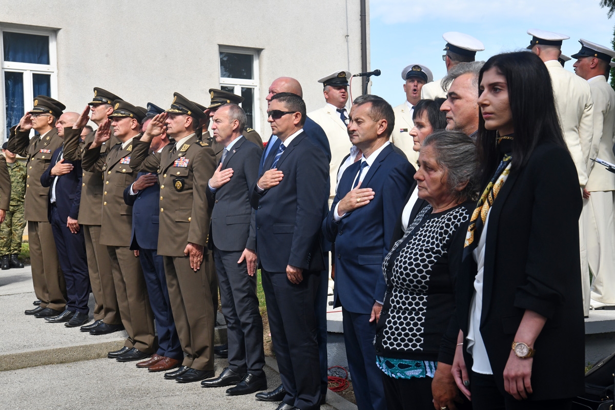 https://www.morh.hr/wp-content/gallery/svecano-otkriveno-poprsje-damira-tomljanovica-gavrana/spomenik_damiru_tomljenovicu_gavranu_30052018_11.jpg