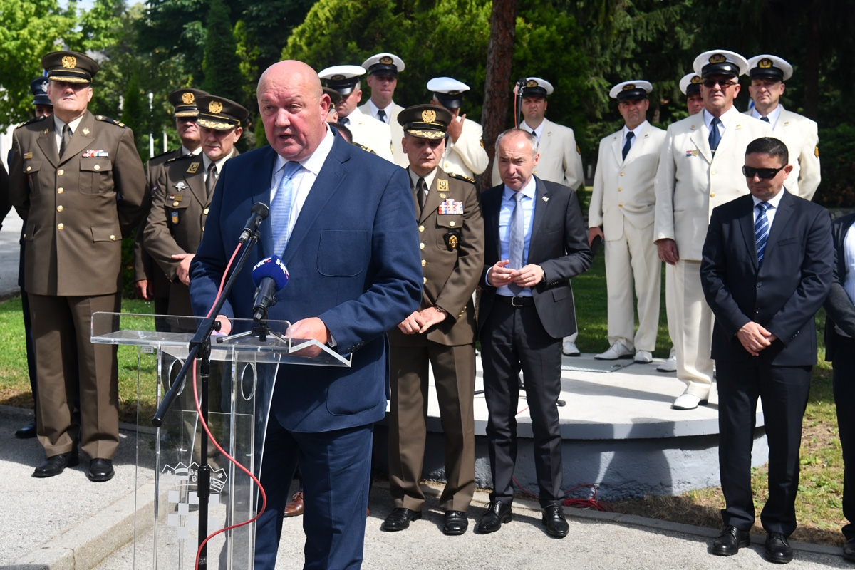 https://www.morh.hr/wp-content/gallery/svecano-otkriveno-poprsje-damira-tomljanovica-gavrana/spomenik_damiru_tomljenovicu_gavranu_30052018_12.jpg