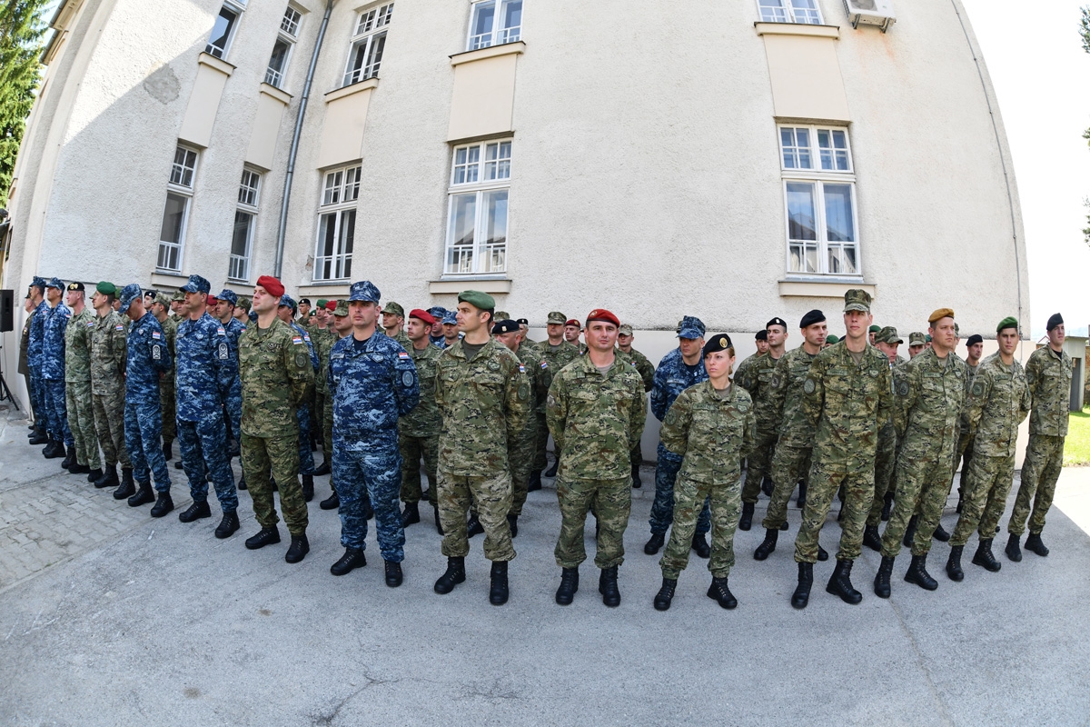 https://www.morh.hr/wp-content/gallery/svecano-otkriveno-poprsje-damira-tomljanovica-gavrana/spomenik_damiru_tomljenovicu_gavranu_30052018_14.jpg
