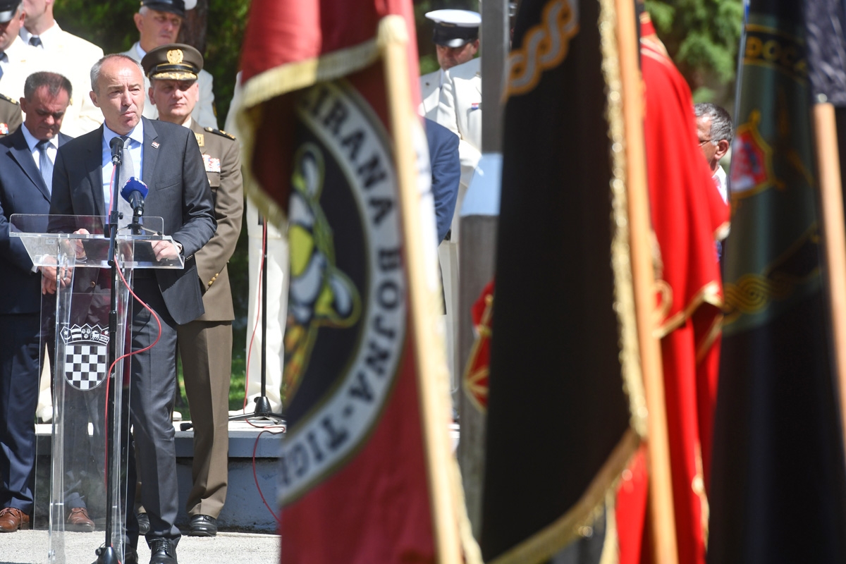 https://www.morh.hr/wp-content/gallery/svecano-otkriveno-poprsje-damira-tomljanovica-gavrana/spomenik_damiru_tomljenovicu_gavranu_30052018_15.jpg