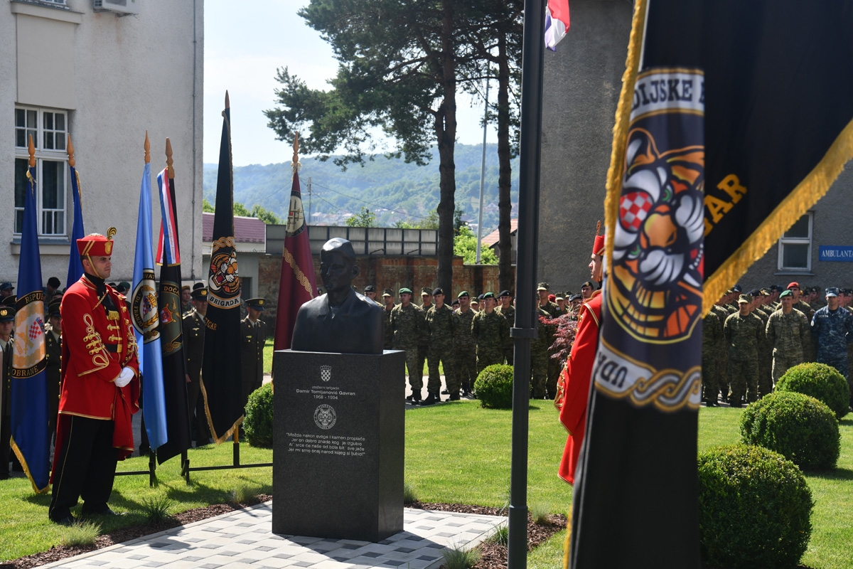 https://www.morh.hr/wp-content/gallery/svecano-otkriveno-poprsje-damira-tomljanovica-gavrana/spomenik_damiru_tomljenovicu_gavranu_30052018_19.jpg