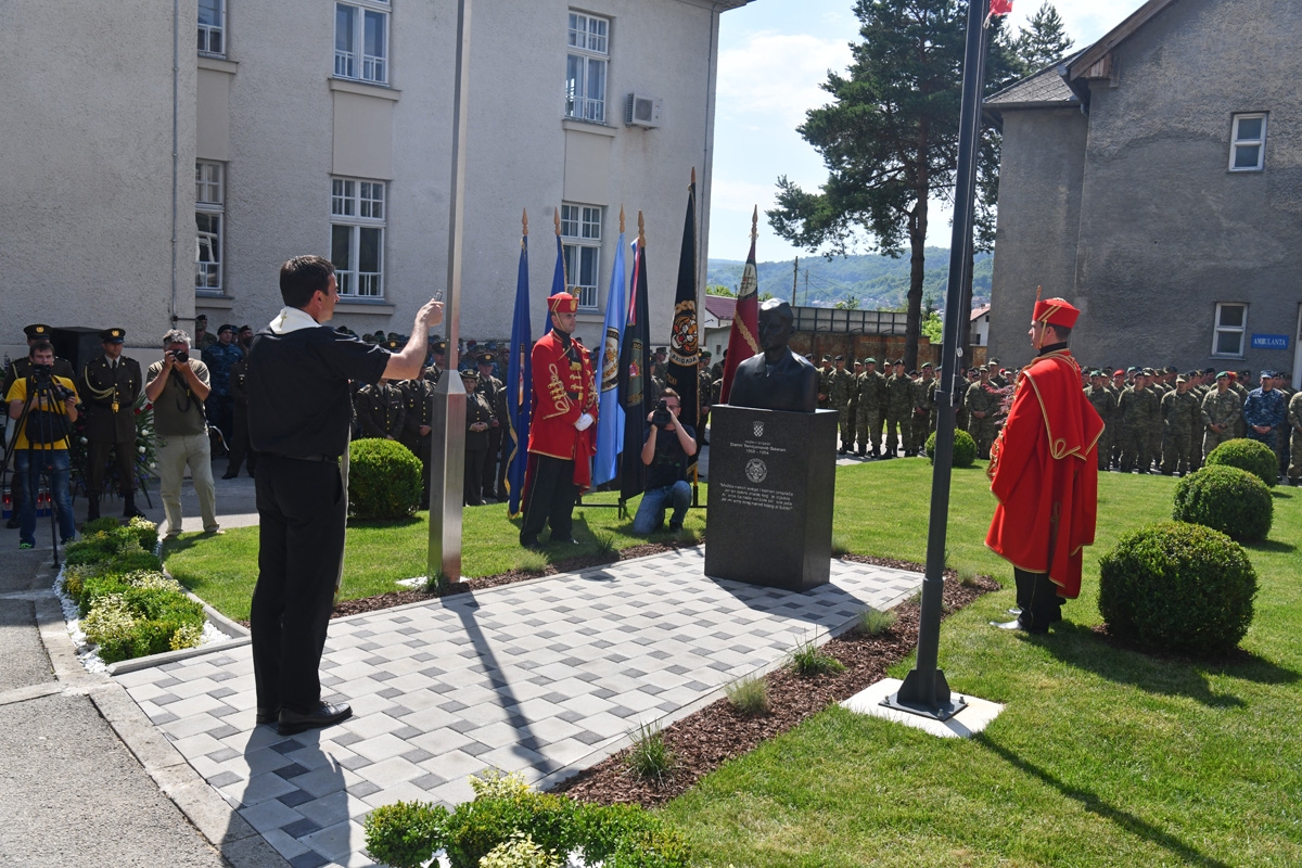 https://www.morh.hr/wp-content/gallery/svecano-otkriveno-poprsje-damira-tomljanovica-gavrana/spomenik_damiru_tomljenovicu_gavranu_30052018_20.jpg