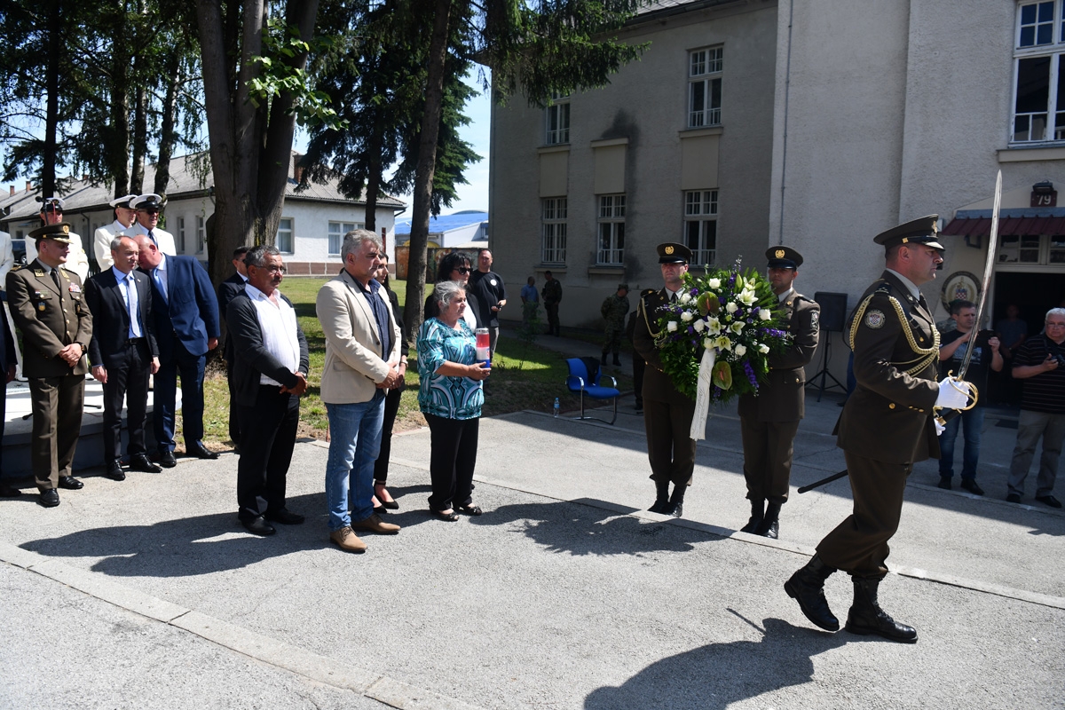 https://www.morh.hr/wp-content/gallery/svecano-otkriveno-poprsje-damira-tomljanovica-gavrana/spomenik_damiru_tomljenovicu_gavranu_30052018_21.jpg