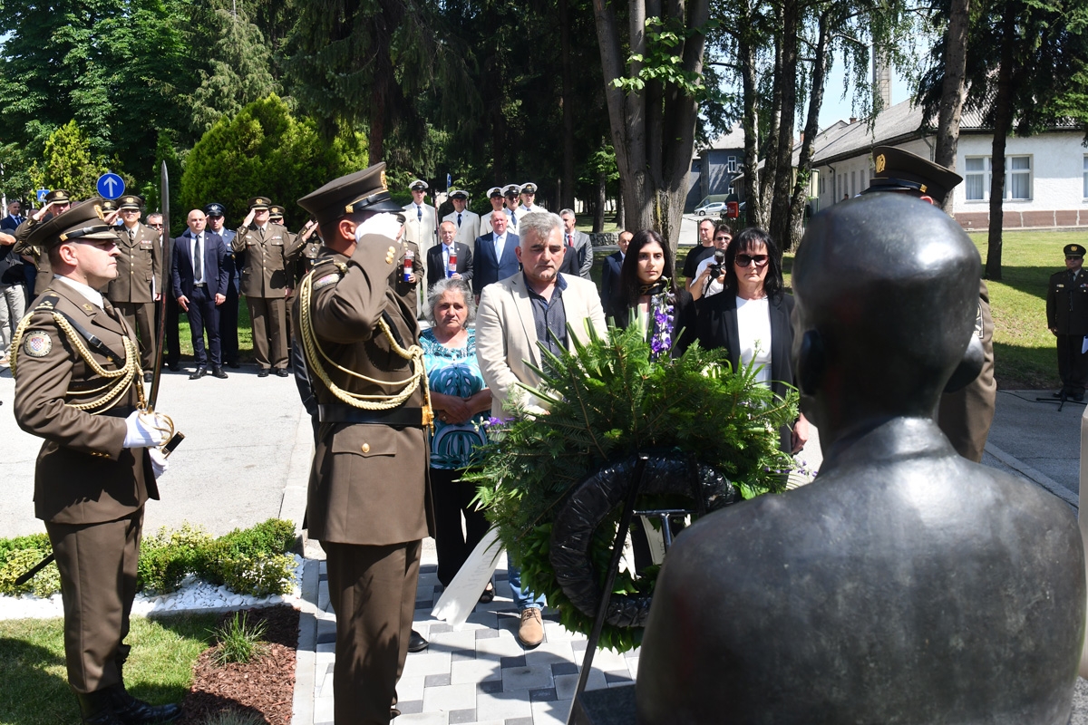 https://www.morh.hr/wp-content/gallery/svecano-otkriveno-poprsje-damira-tomljanovica-gavrana/spomenik_damiru_tomljenovicu_gavranu_30052018_22.jpg