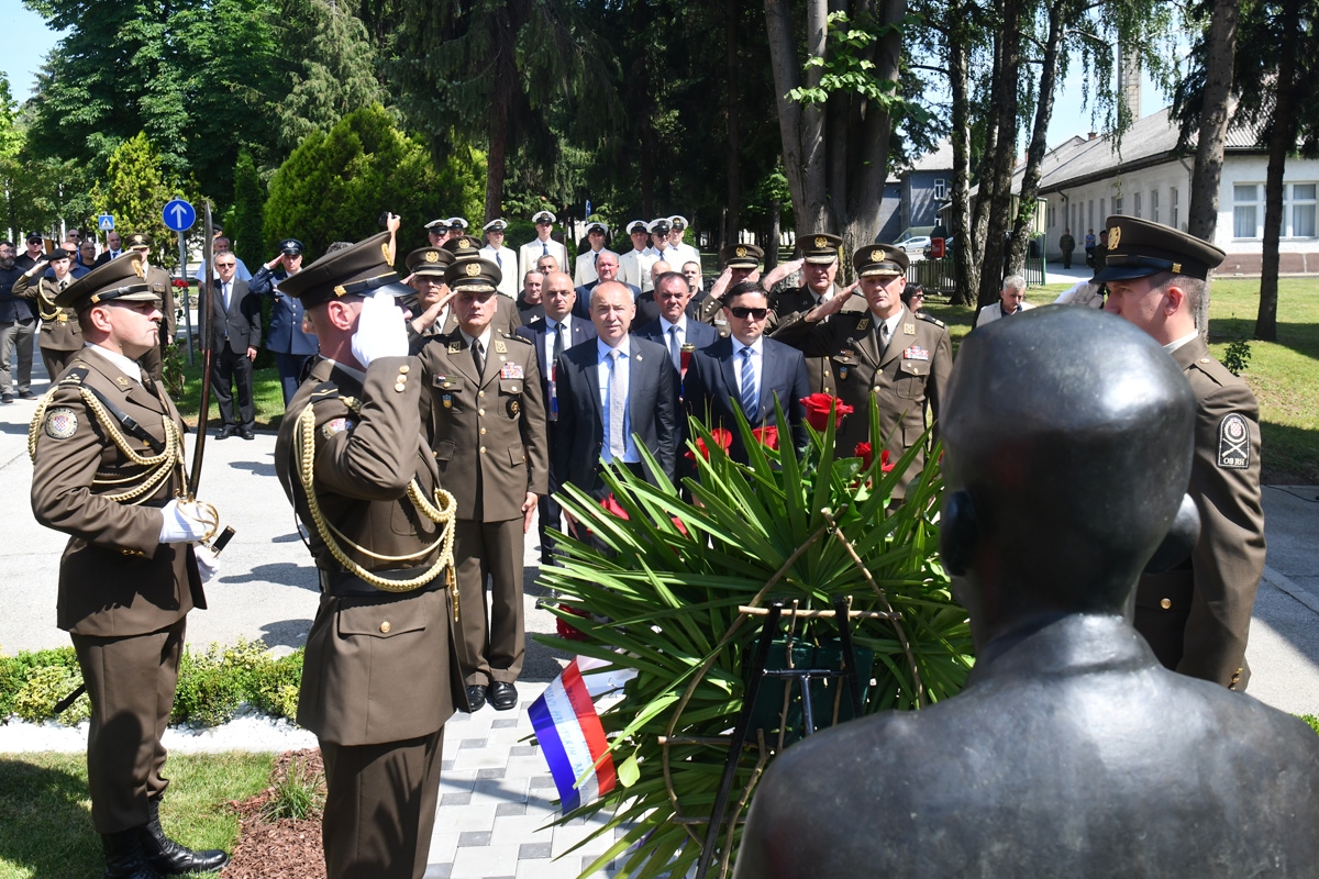https://www.morh.hr/wp-content/gallery/svecano-otkriveno-poprsje-damira-tomljanovica-gavrana/spomenik_damiru_tomljenovicu_gavranu_30052018_23.jpg