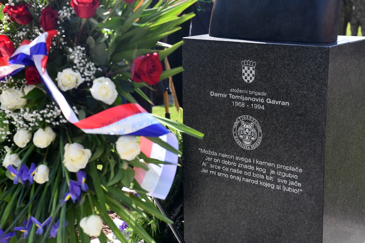 https://www.morh.hr/wp-content/gallery/svecano-otkriveno-poprsje-damira-tomljanovica-gavrana/spomenik_damiru_tomljenovicu_gavranu_30052018_24.jpg