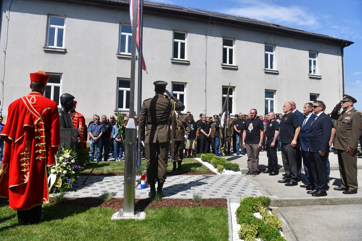https://www.morh.hr/wp-content/gallery/svecano-otkriveno-poprsje-damira-tomljanovica-gavrana/spomenik_damiru_tomljenovicu_gavranu_30052018_25.jpg
