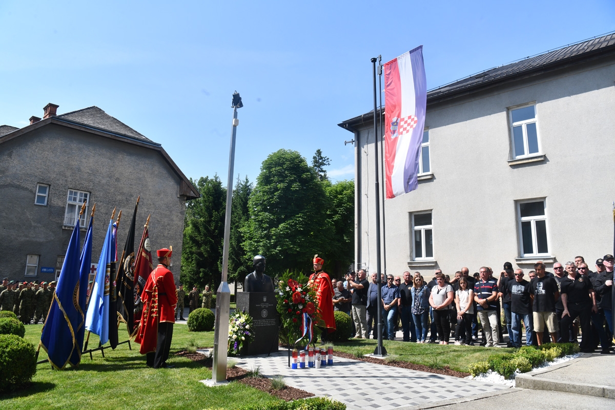https://www.morh.hr/wp-content/gallery/svecano-otkriveno-poprsje-damira-tomljanovica-gavrana/spomenik_damiru_tomljenovicu_gavranu_30052018_27.jpg