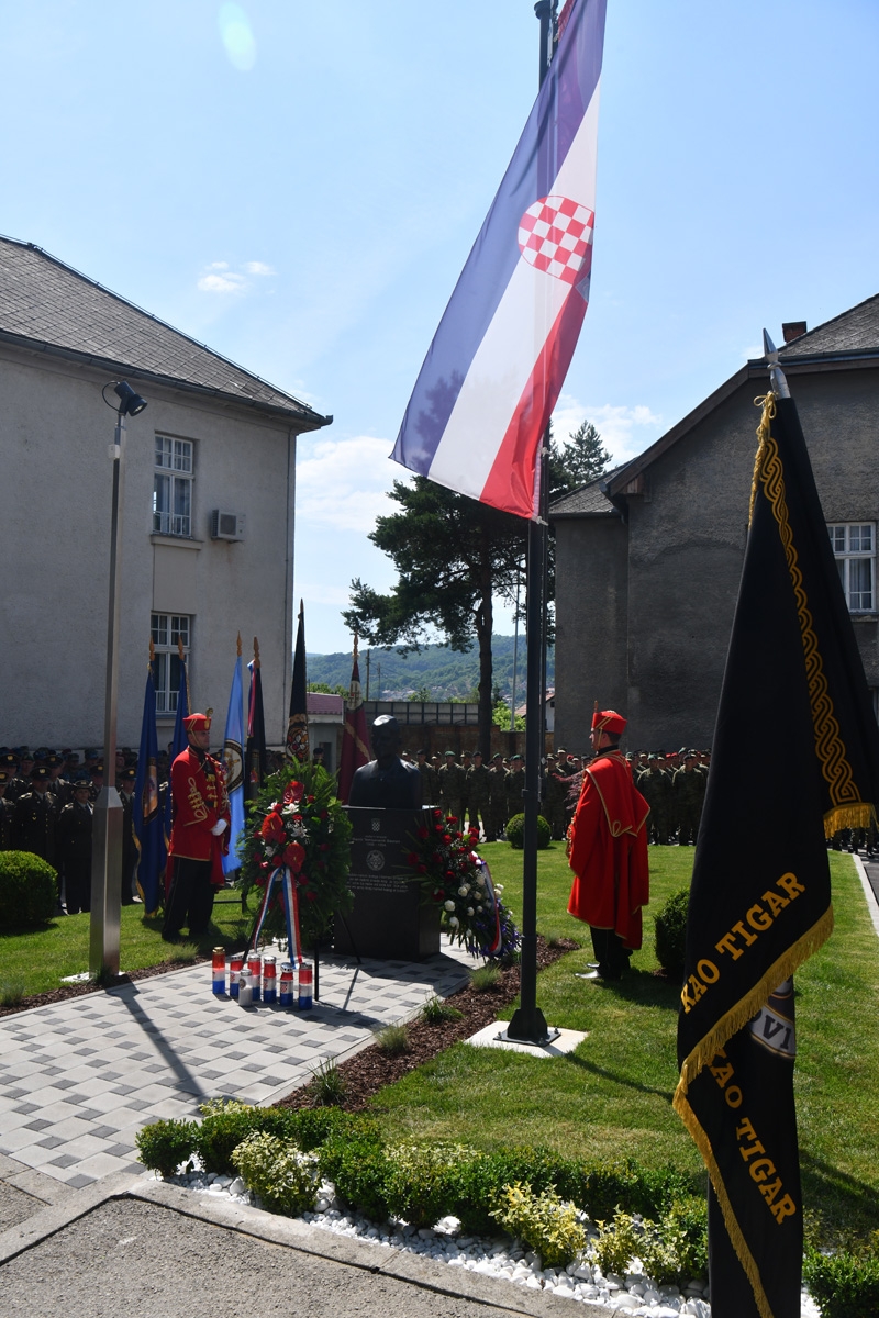 https://www.morh.hr/wp-content/gallery/svecano-otkriveno-poprsje-damira-tomljanovica-gavrana/spomenik_damiru_tomljenovicu_gavranu_30052018_28.jpg