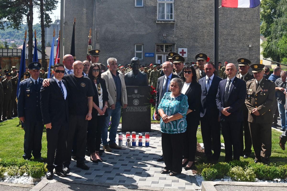 https://www.morh.hr/wp-content/gallery/svecano-otkriveno-poprsje-damira-tomljanovica-gavrana/spomenik_damiru_tomljenovicu_gavranu_30052018_29.jpg