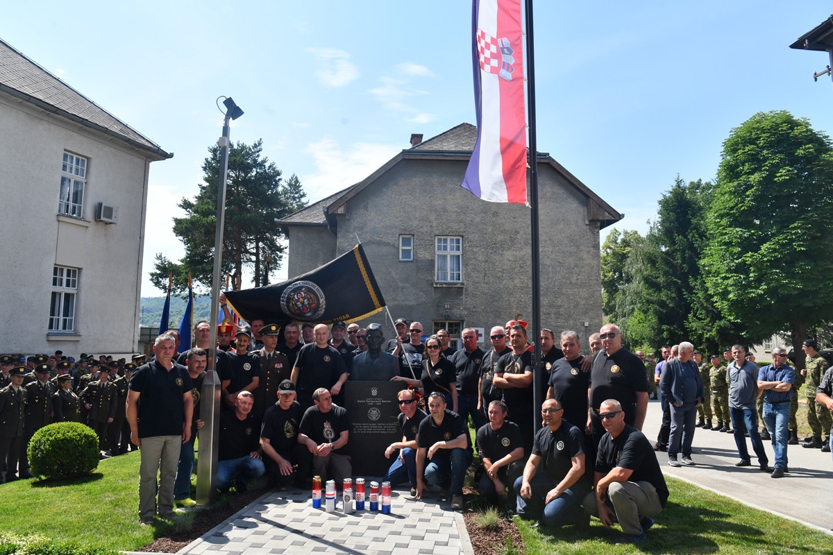 https://www.morh.hr/wp-content/gallery/svecano-otkriveno-poprsje-damira-tomljanovica-gavrana/spomenik_damiru_tomljenovicu_gavranu_30052018_30.jpg