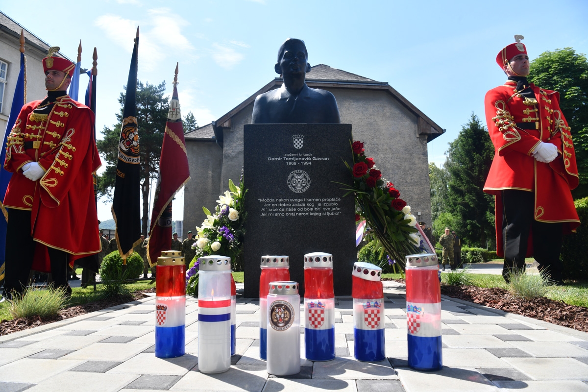 https://www.morh.hr/wp-content/gallery/svecano-otkriveno-poprsje-damira-tomljanovica-gavrana/spomenik_damiru_tomljenovicu_gavranu_30052018_31.jpg