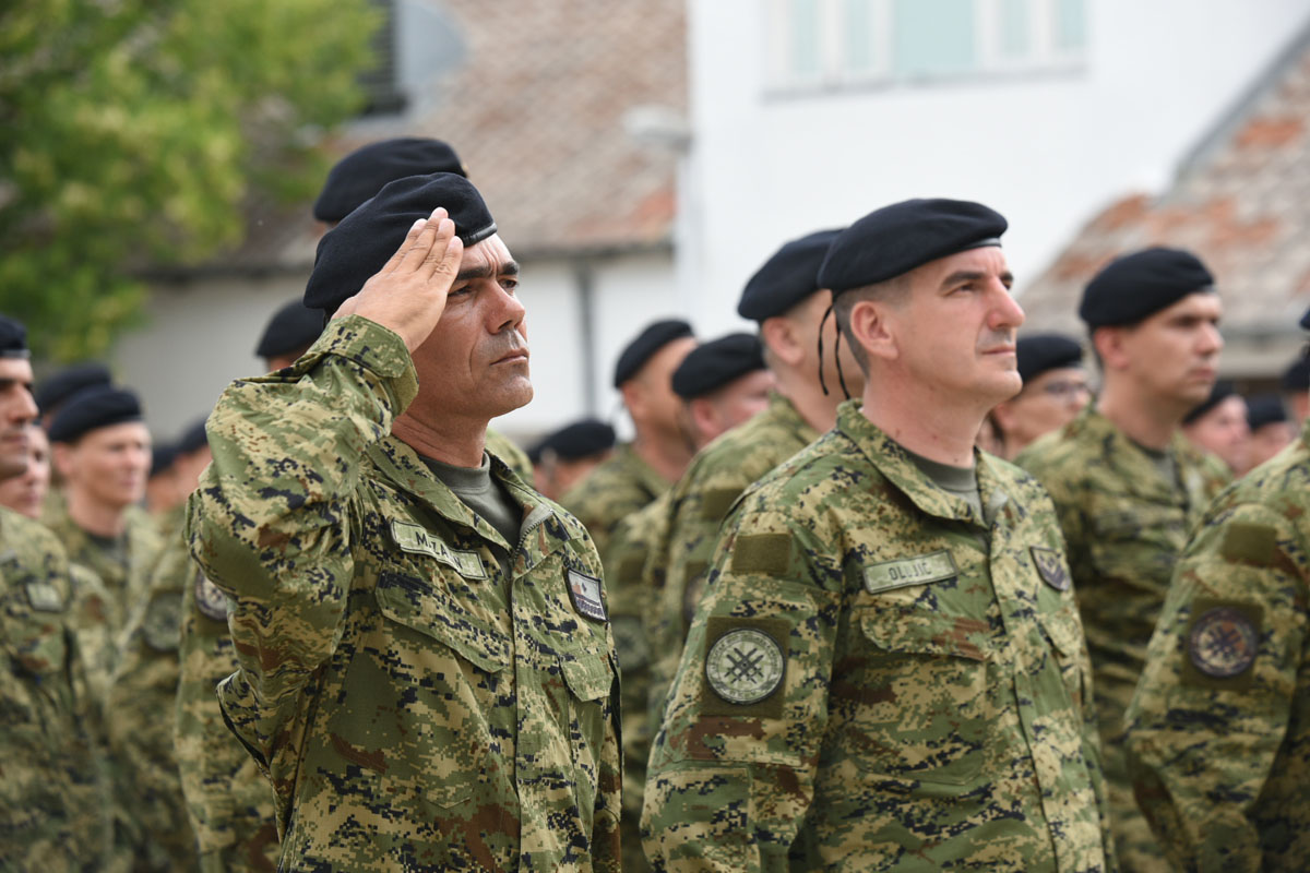 https://www.morh.hr/wp-content/gallery/svecano-otvorena-vojarna-126-brigade-hv-a-u-sinju/sinj_21072017_05.jpg