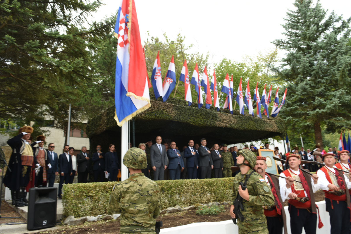 https://www.morh.hr/wp-content/gallery/svecano-otvorena-vojarna-126-brigade-hv-a-u-sinju/sinj_21072017_11.jpg