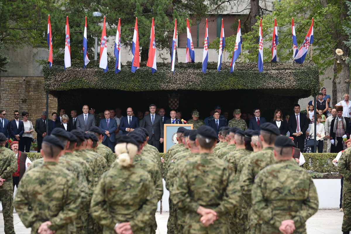 https://www.morh.hr/wp-content/gallery/svecano-otvorena-vojarna-126-brigade-hv-a-u-sinju/sinj_21072017_12.jpg