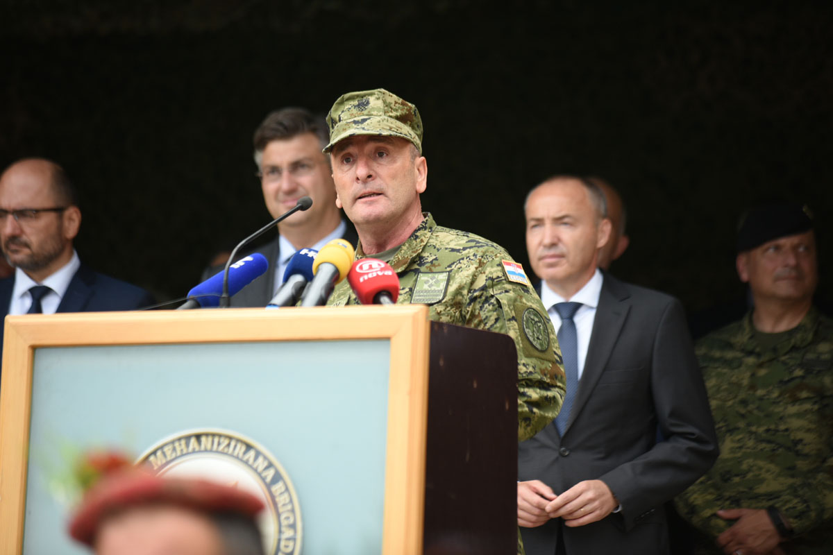 https://www.morh.hr/wp-content/gallery/svecano-otvorena-vojarna-126-brigade-hv-a-u-sinju/sinj_21072017_13.jpg