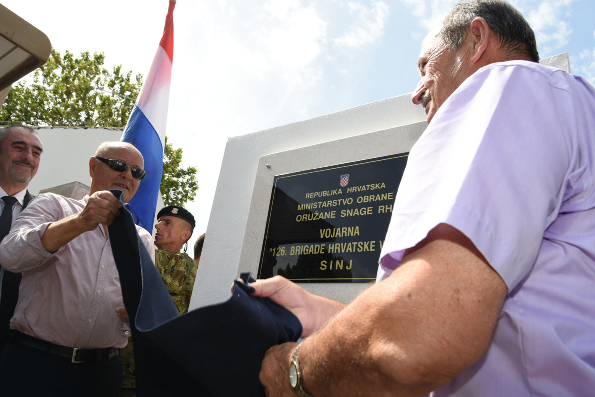 https://www.morh.hr/wp-content/gallery/svecano-otvorena-vojarna-126-brigade-hv-a-u-sinju/sinj_21072017_23.jpg