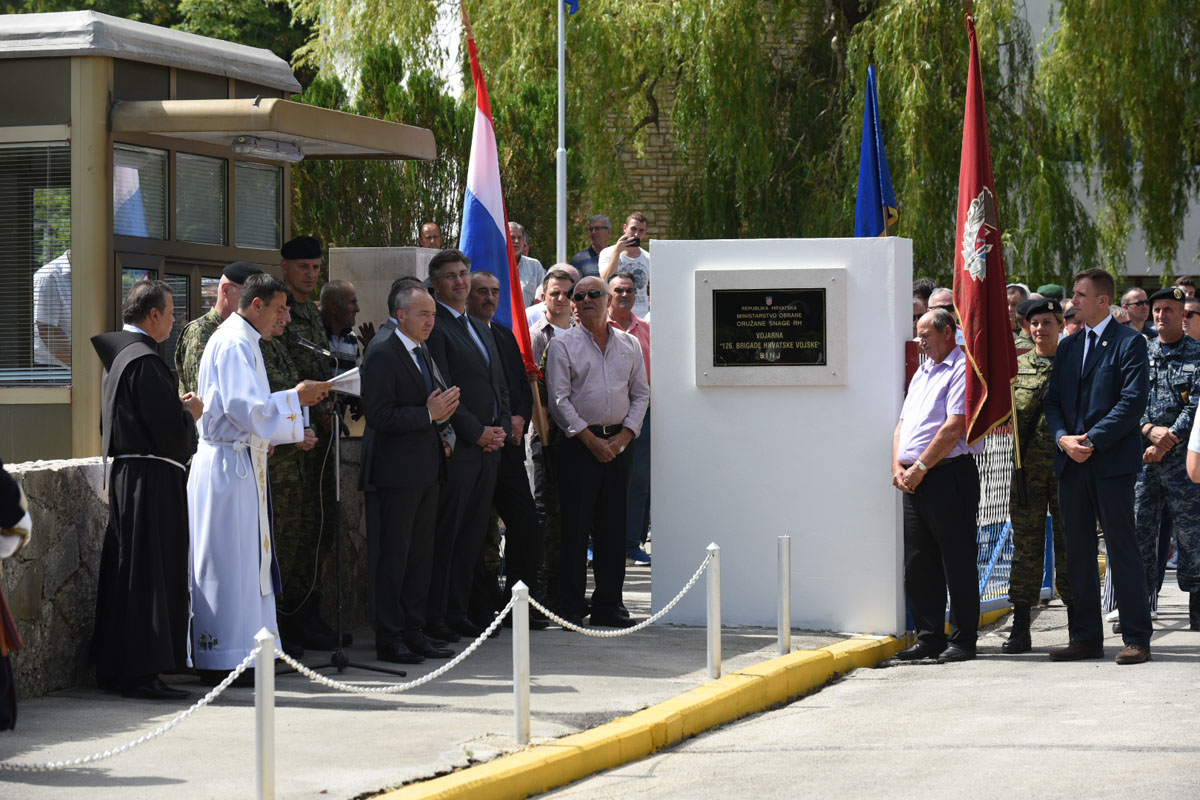 https://www.morh.hr/wp-content/gallery/svecano-otvorena-vojarna-126-brigade-hv-a-u-sinju/sinj_21072017_25.jpg