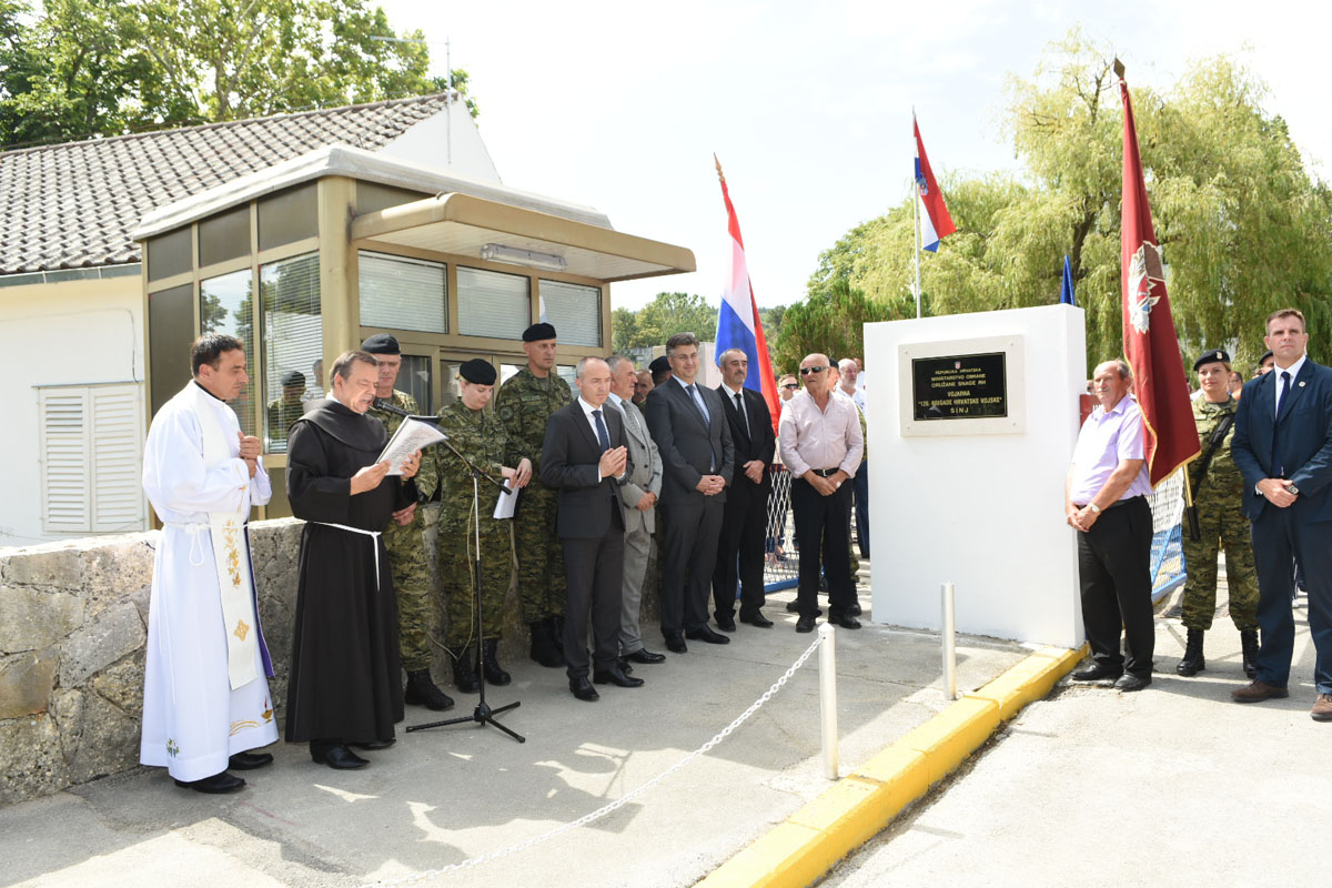 https://www.morh.hr/wp-content/gallery/svecano-otvorena-vojarna-126-brigade-hv-a-u-sinju/sinj_21072017_26.jpg