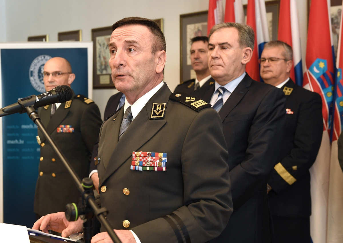 https://www.morh.hr/wp-content/gallery/svecanost-povodom-umirovljenja-generala-i-brigadira-osrh/umirovljenje_generala_i_brigadira_220219_03.jpg