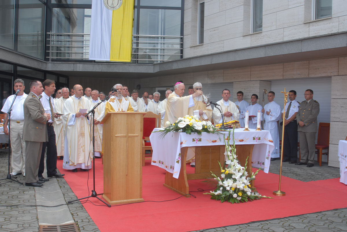 https://www.morh.hr/wp-content/gallery/sveta-misa-povodom-dana-vojnog-ordinarijata-i-zatitnice-vojne-biskupije/misa_20100804_8.jpg