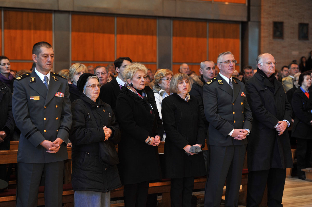 https://www.morh.hr/wp-content/gallery/sveta-misa-za-poginule-branitelje-iz-domovinskog-rata/misa_02112014_05.jpg
