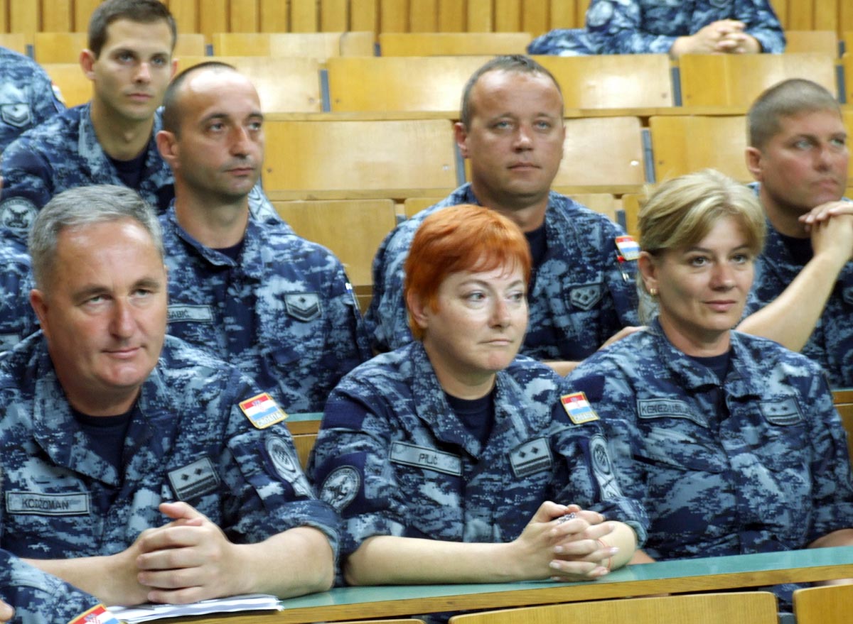 https://www.morh.hr/wp-content/gallery/teaj-za-ovlatene-osobe-obalne-strae-rh/ostrh_23052013_2.jpg