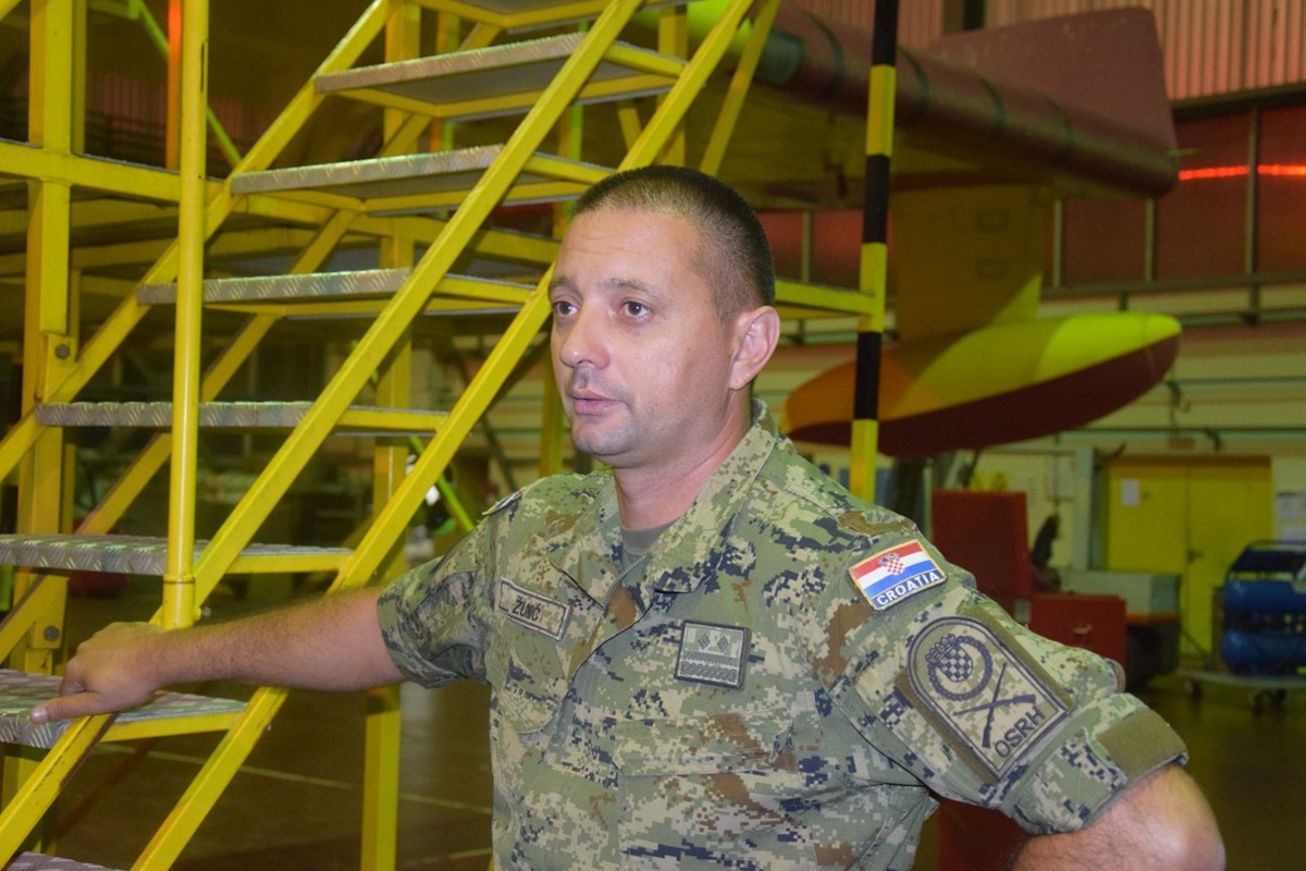 https://www.morh.hr/wp-content/gallery/tehnicari-cijelu-noc-pripremali-avione-za-gasenje-pozara/tehnicari_22082017_02.jpg