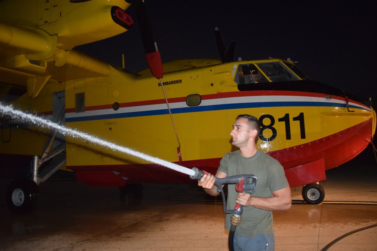 https://www.morh.hr/wp-content/gallery/tehnicari-cijelu-noc-pripremali-avione-za-gasenje-pozara/tehnicari_22082017_10.jpg