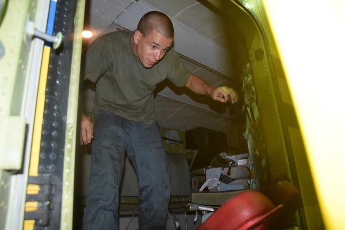https://www.morh.hr/wp-content/gallery/tehnicari-cijelu-noc-pripremali-avione-za-gasenje-pozara/tehnicari_22082017_11.jpg