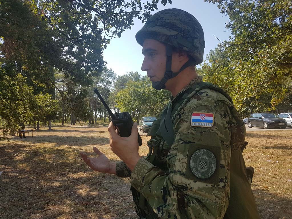 https://www.morh.hr/wp-content/gallery/testiranje-vojnika-hrz-a-za-upucivanje-na-izobrazbu-za-razvoj-voda/testiranje_hrz_izobrazba_za_razvoj_vodja_190719_10.jpg