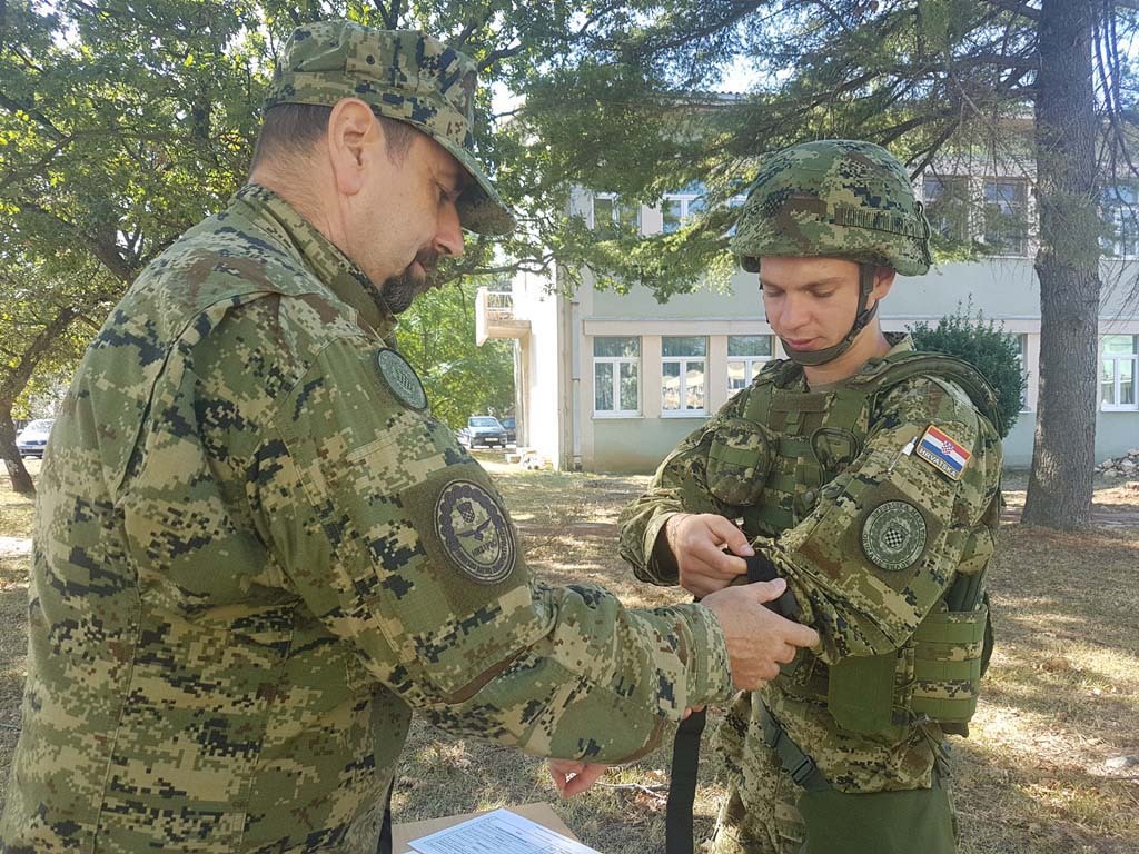 https://www.morh.hr/wp-content/gallery/testiranje-vojnika-hrz-a-za-upucivanje-na-izobrazbu-za-razvoj-voda/testiranje_hrz_izobrazba_za_razvoj_vodja_190719_11.jpg