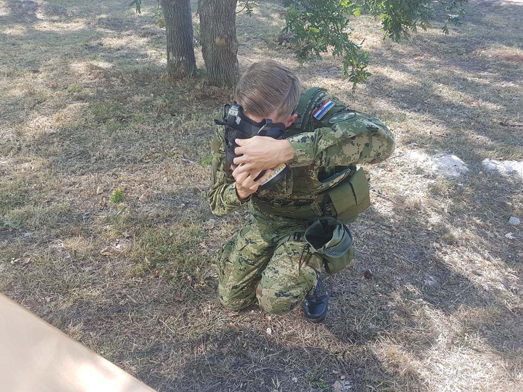 https://www.morh.hr/wp-content/gallery/testiranje-vojnika-hrz-a-za-upucivanje-na-izobrazbu-za-razvoj-voda/testiranje_hrz_izobrazba_za_razvoj_vodja_190719_12.jpg