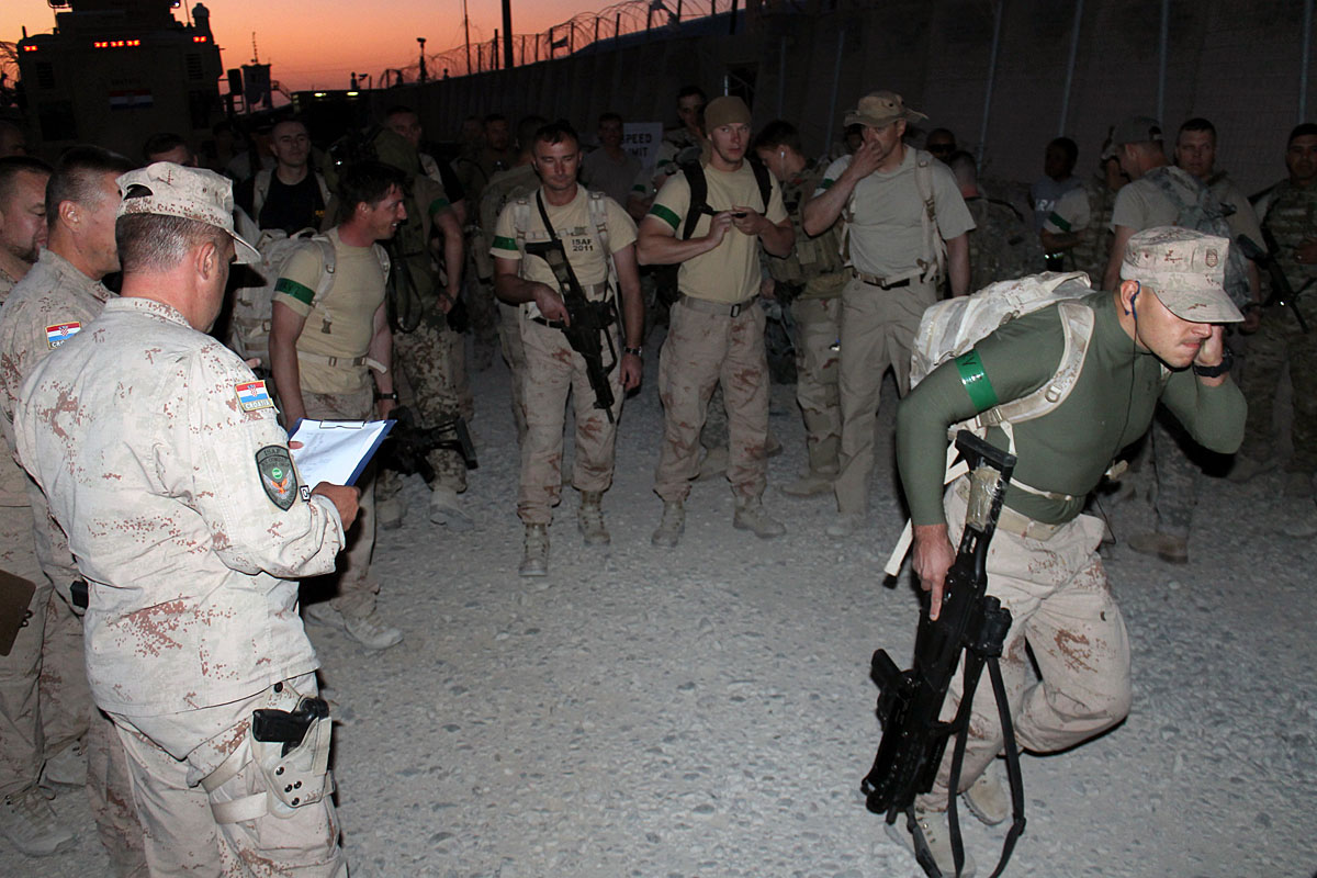https://www.morh.hr/wp-content/gallery/tim-hrvcon-a-trei-u-komando-hodnji/comando_09082011_05.jpg