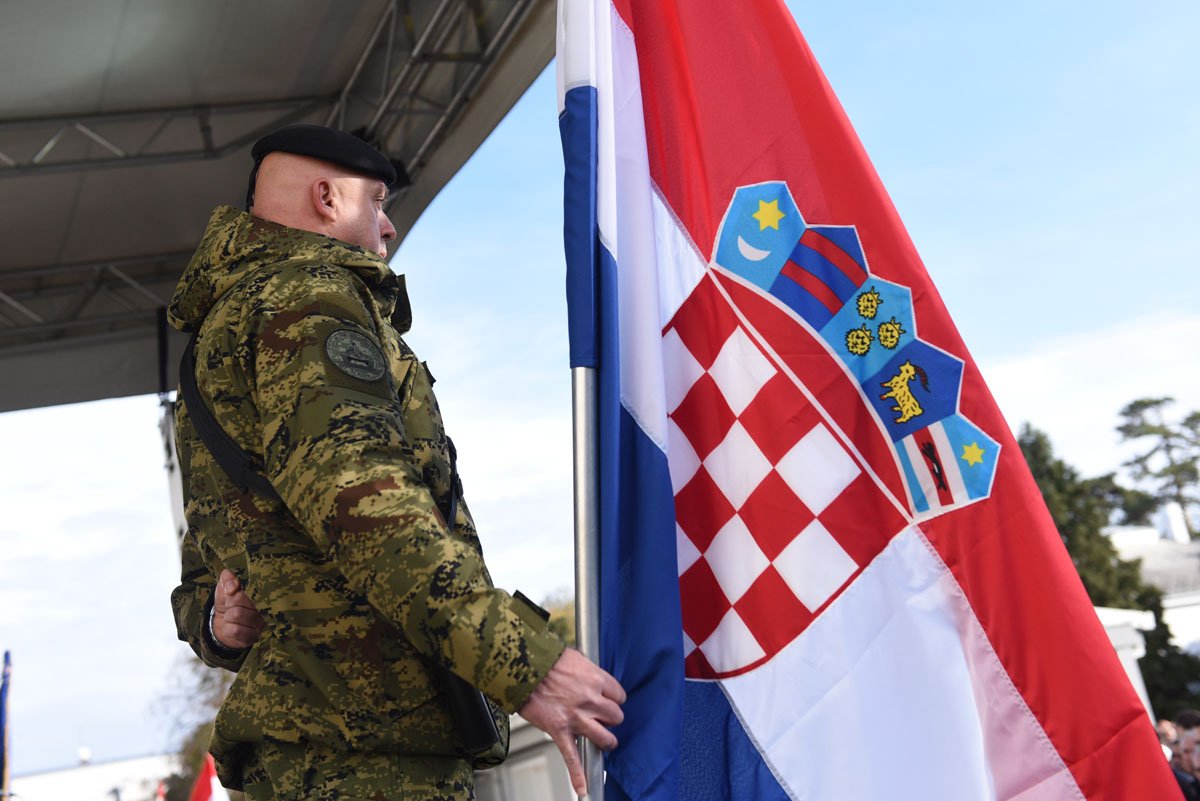 https://www.morh.hr/wp-content/gallery/tisuce-ljudi-odalo-pocast-zrtvi-grada-heroja-vukovara/vukovar_18112019_001.jpg