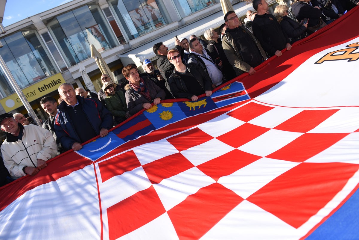 https://www.morh.hr/wp-content/gallery/tisuce-ljudi-odalo-pocast-zrtvi-grada-heroja-vukovara/vukovar_18112019_015.jpg