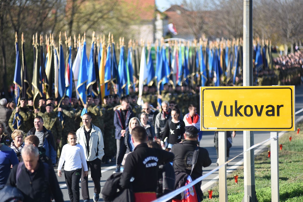 https://www.morh.hr/wp-content/gallery/tisuce-ljudi-odalo-pocast-zrtvi-grada-heroja-vukovara/vukovar_18112019_040.jpg