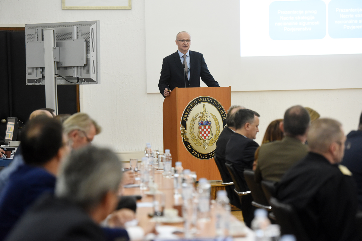 https://www.morh.hr/wp-content/gallery/treci-prijedlog-nacrta-strategije-nacionalne-sigurnosti/hvu_strategija_25042017_06.jpg