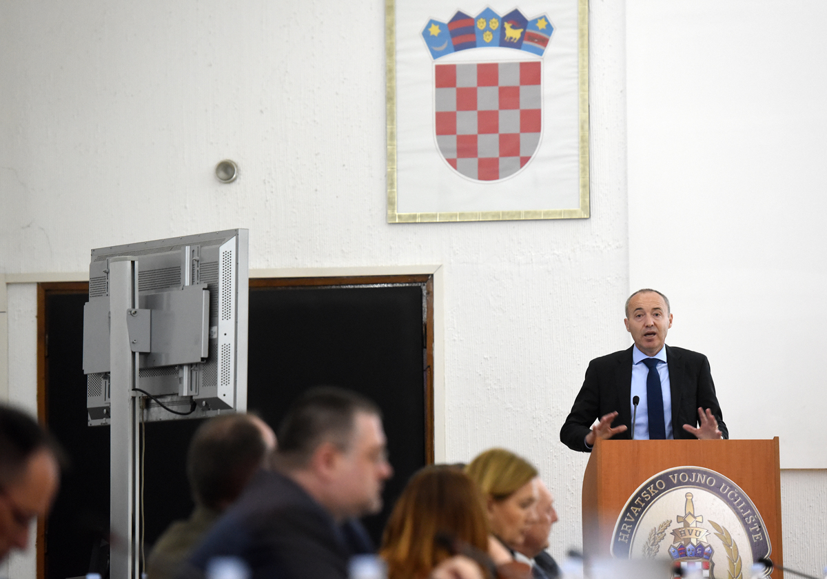 https://www.morh.hr/wp-content/gallery/treci-prijedlog-nacrta-strategije-nacionalne-sigurnosti/hvu_strategija_25042017_09.jpg