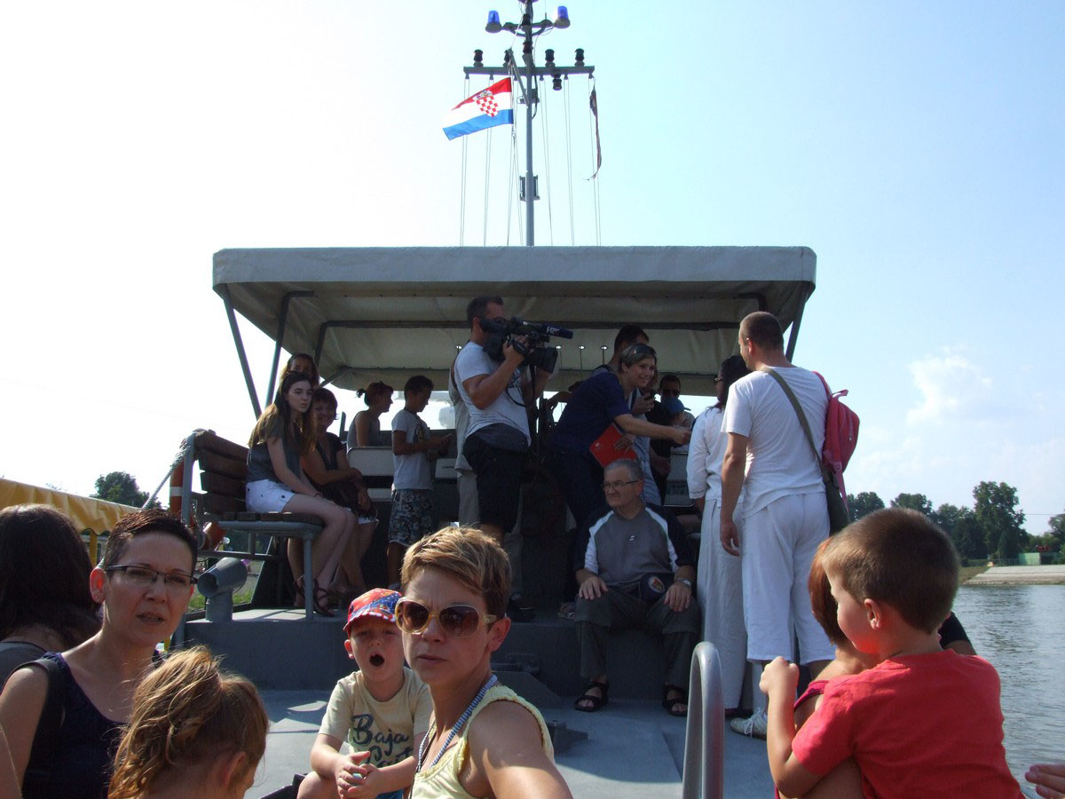 https://www.morh.hr/wp-content/gallery/tt-zbor-gombr-e-u-vukovaru-i-brod-sokadija-u-osijeku-povodom-20-obljetnice-vro-oluja/sokadija_04052015_02.jpg