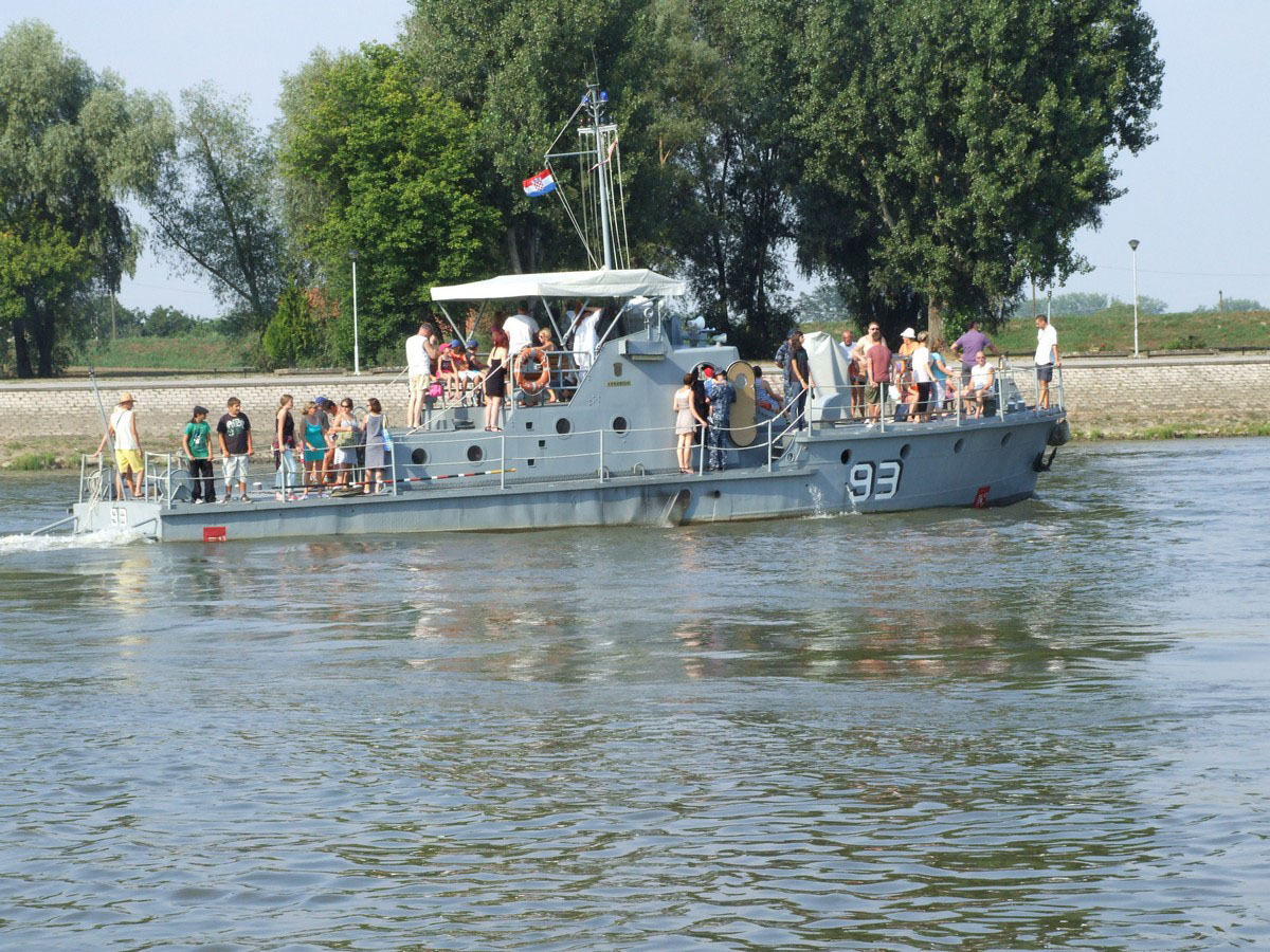 https://www.morh.hr/wp-content/gallery/tt-zbor-gombr-e-u-vukovaru-i-brod-sokadija-u-osijeku-povodom-20-obljetnice-vro-oluja/sokadija_04052015_07.jpg