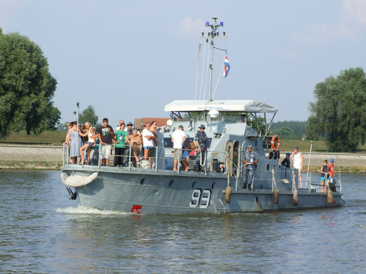https://www.morh.hr/wp-content/gallery/tt-zbor-gombr-e-u-vukovaru-i-brod-sokadija-u-osijeku-povodom-20-obljetnice-vro-oluja/sokadija_04052015_08.jpg