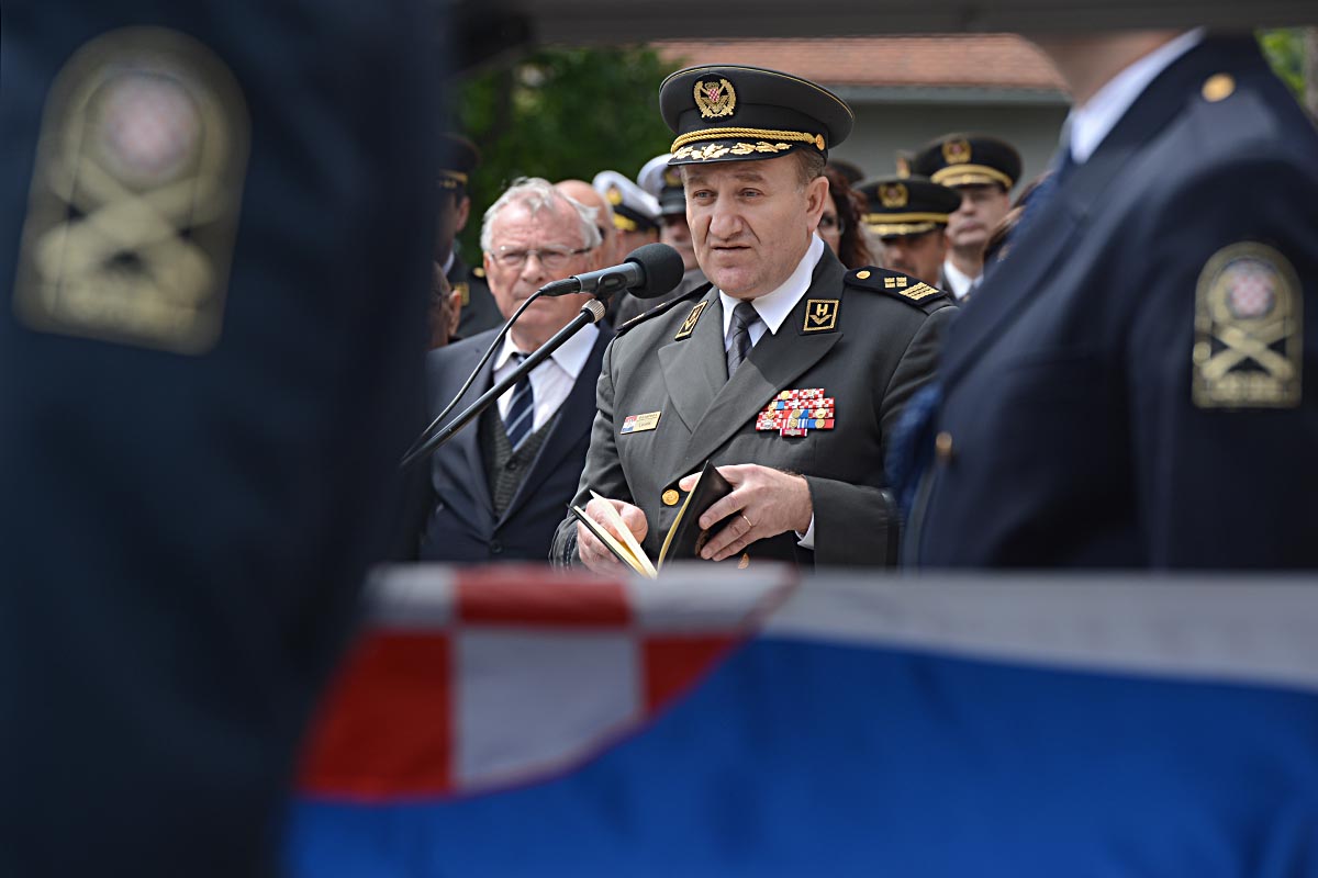 https://www.morh.hr/wp-content/gallery/u-aleji-hrvatskih-branitelja-sahranjen-general-martin-spegelj/sahrana_gen_spegelj_20140514_0025.jpg